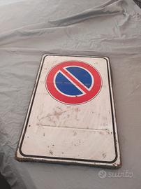 cartellone divieto di sosta 