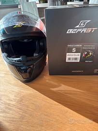 Casco befast in fibra di carbonio