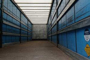 Semirimorchio schwarzmüller centinato alla frances