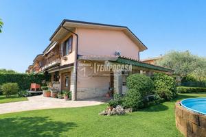 La tua villetta con PISCINA, GIARDINO, box e taver