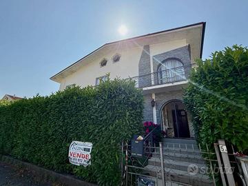 Villa di 288 m² con più di 5 locali e box auto dop