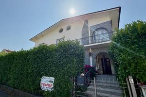 Villa di 288 m² con più di 5 locali e box auto dop