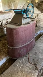 Tino per vinificazione e macchina pigiatrice