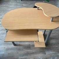 Scrivania moderna e compatta per casa o ufficio