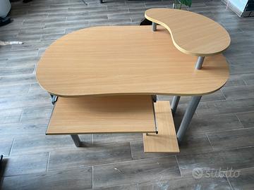 Scrivania moderna e compatta per casa o ufficio