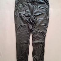 i pantaloni di pelle sono quasi nuovi