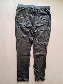 i pantaloni di pelle sono quasi nuovi