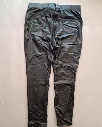 i pantaloni di pelle sono quasi nuovi