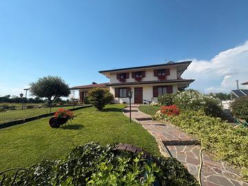 Splendida e curata villa con ampio giardino