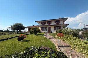 Splendida e curata villa con ampio giardino