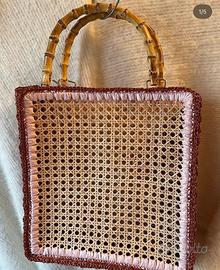 Borsa  in rafia intrecciata con manici in bambù