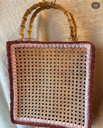 Borsa  in rafia intrecciata con manici in bambù