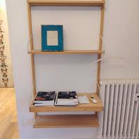 Due eleganti scaffalature in legno