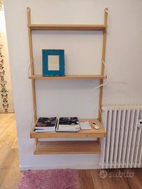 Due eleganti scaffalature in legno