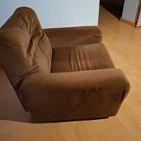 Poltrona marrone in morbido tessuto