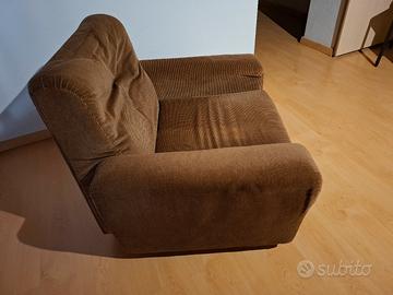 Poltrona marrone in morbido tessuto