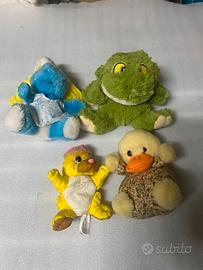 Vari peluche in blocco