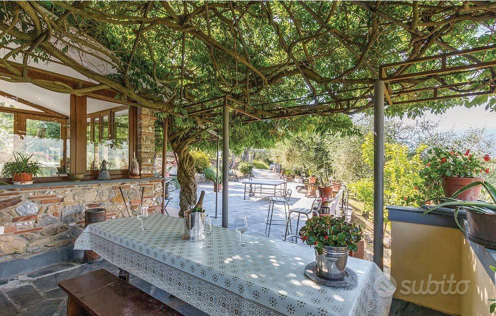 Rustico / Casale di 180 m² con più di 5 locali a C - Vista 4