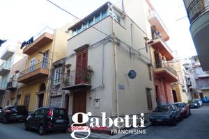 Casa angolare su 3 livelli, centro storico P/30