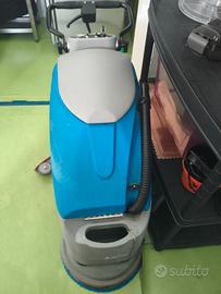 Macchina lavapavimenti professionale