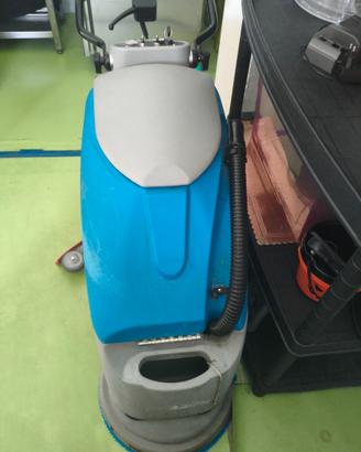 Macchina lavapavimenti professionale