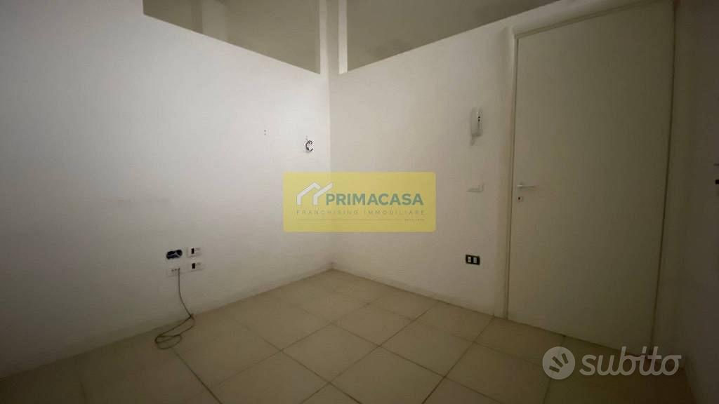 Attività / Licenza di 118 m² con più di 5 locali a - Altro