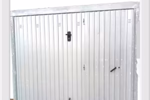 PRIVATO vende box auto vicino SS 18 campo sportivo
