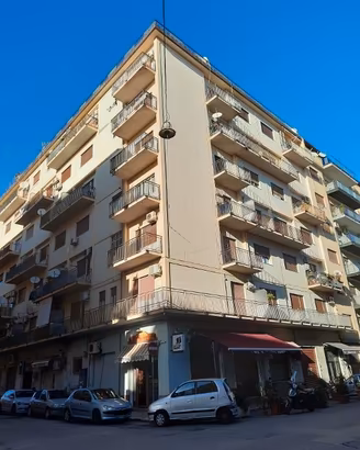 Una stanza zona Policlinico a studentessa/lavoratr