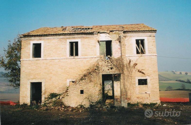 RUSTICO DI 440m² + ACCESSORIO E TERRENO DI 3000 m² - Vista 2