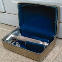 ANTICO RASOIO MARCA GILLETTE IN SCATOLA DI METALLO