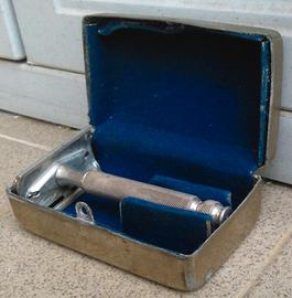 ANTICO RASOIO MARCA GILLETTE IN SCATOLA DI METALLO