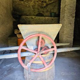 antica pigiatrice completa di botte 
