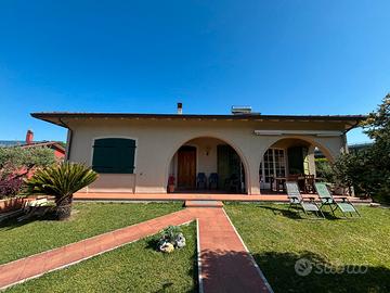 Porzione di villa bifamiliare in Sarzana