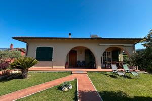 Porzione di villa bifamiliare in Sarzana