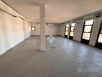 NEGOZIO A PONTE SAN NICOLÒ