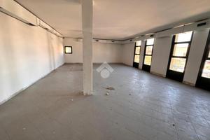 NEGOZIO A PONTE SAN NICOLÒ