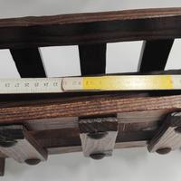 Portariviste in legno con borchie