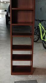 Biblioteca con scaffali adattabili