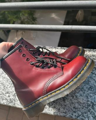 Dr. Martens anfibi cherry