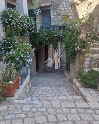 CASA SEMINDIPENDENTE A CAMPOLI DEL MONTE TABURNO