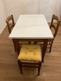 Tavolo con 3 sedie in legno