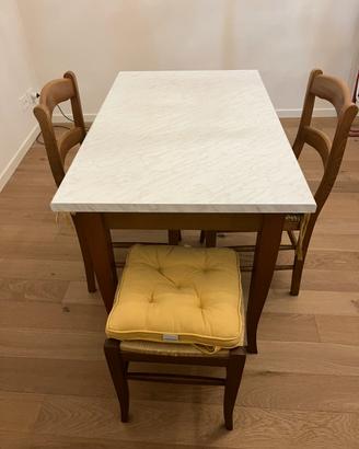 Tavolo con 3 sedie in legno