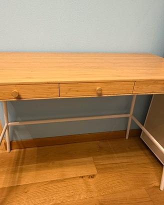 Scrivania moderna Ikea