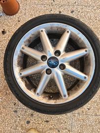 rota con cerchi in lega quasi nuova 194/45 R16
