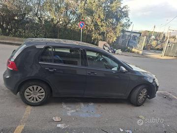 VW GOLF solida affidabilità