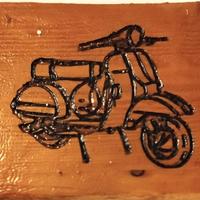 Incisione Vespa su legno
