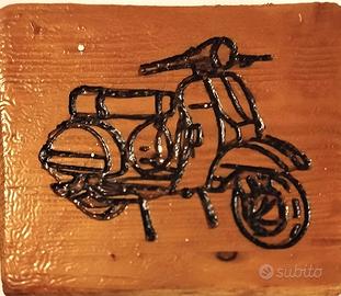 Incisione Vespa su legno