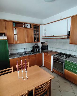 cucina ad angolo con elettrodomestici 