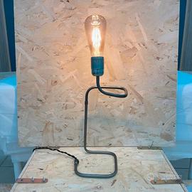 Lampada da tavolo artigianale in metallo