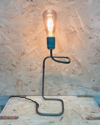 Lampada da tavolo artigianale in metallo